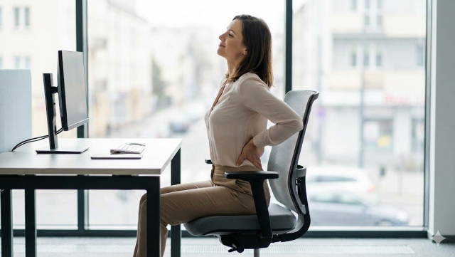 Ból pleców od pracy biurowej? Ćwiczenia, które wykonasz w domu i w biurze